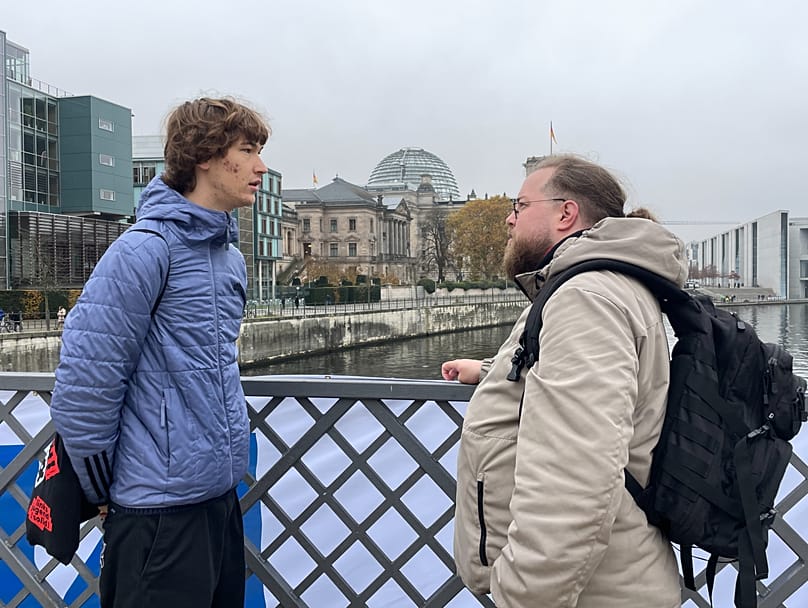 Jimi Harken im Gespräch mit Anti-Kriegsdienst-Aktivist Michael Schulze von Gaßler am 10.11.2025 in Berlin