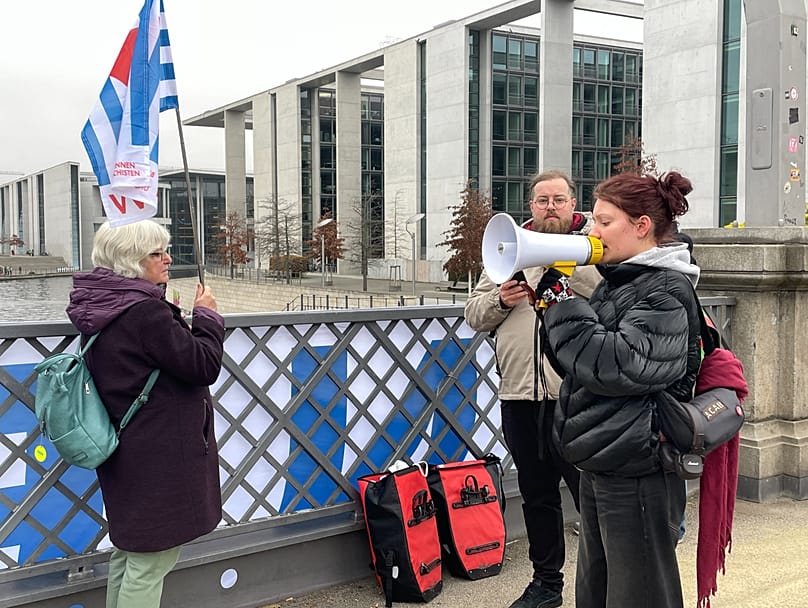 Aktivistin Nina Fiedler hält eine Rede bei der Protestaktion "Nein zur Wehrpflicht!" am 10.11.2025 in Berlin