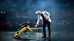 Robert Playter, CEO da Boston Dynamics, no palco da Web Summit, em Lisboa, Portugal, em novembro de 2025