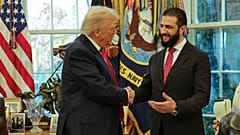 Auf diesem vom Medienbüro der syrischen Präsidentschaft veröffentlichten Foto schüttelt Donald Trump Ahmad al-Sharaa im Weißen Haus in Washington die Hand, Montag, 10. November 2025. 