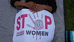Une pancarte où l'on peut lire « Halte aux violences faites aux femmes » lors d'une manifestation contre les violences sexistes à Johannesburg, en Afrique du Sud, le 21.11.25
