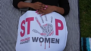 Une pancarte où l'on peut lire « Halte aux violences faites aux femmes » lors d'une manifestation contre les violences sexistes à Johannesburg, en Afrique du Sud, le 21.11.25