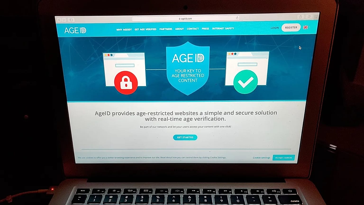 Foto scattata a Londra lunedì 8 luglio 2019: lo schermo di un portatile mostra il sito di AgeID, sistema di verifica dell’età.