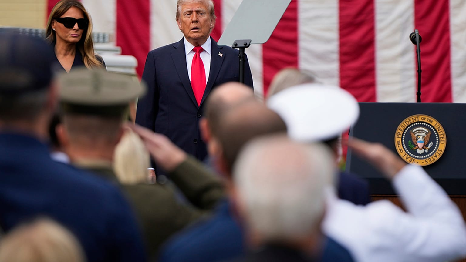 الرئيس دونالد ترامب وعقيلته خلال حفل في فناء البنتاغون للاحتفال بالذكرى ال 24 لهجمات 9/11 ، الخميس ، سبتمبر. 11، 2025 ، في واشنطن.