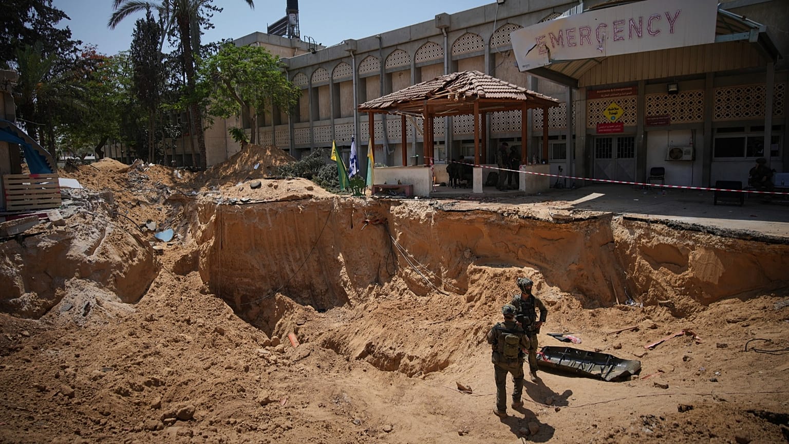 سربازان اسرائیلی در دهانه تونل منتسب به حماس در برابر بیمارستان خان یونس در باریکه غزه