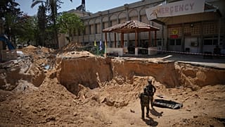 سربازان اسرائیلی در دهانه تونل منتسب به حماس در برابر بیمارستان خان یونس در باریکه غزه