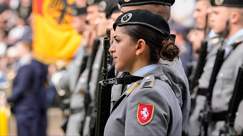Eine Soldatin bei einer Vereidigungszeremonie vor dem Landtag von Nordrhein-Westfalen, 4. September 2025