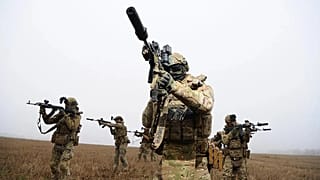 Soldati si esercitano in un campo di addestramento vicino a Kupiansk, nella regione di Kharkiv, 9 novembre 2025.