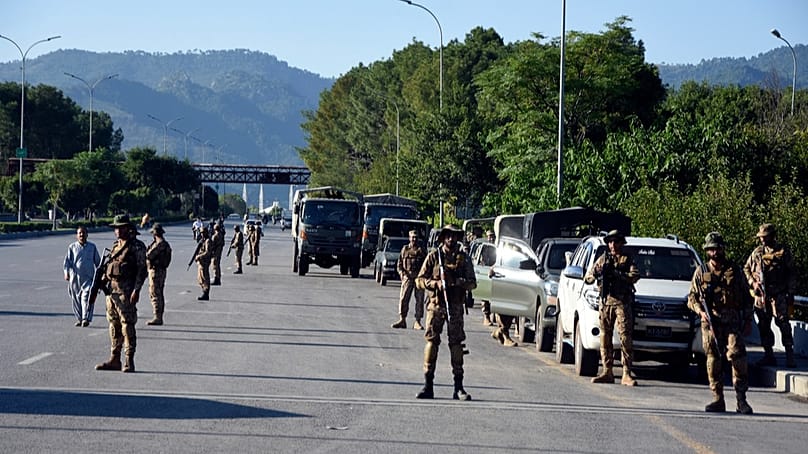 جنود من الجيش الباكستاني يقفون في حالة تأهّب خلال تظاهرة في إسلام آباد، الأحد 6 أكتوبر 2024.