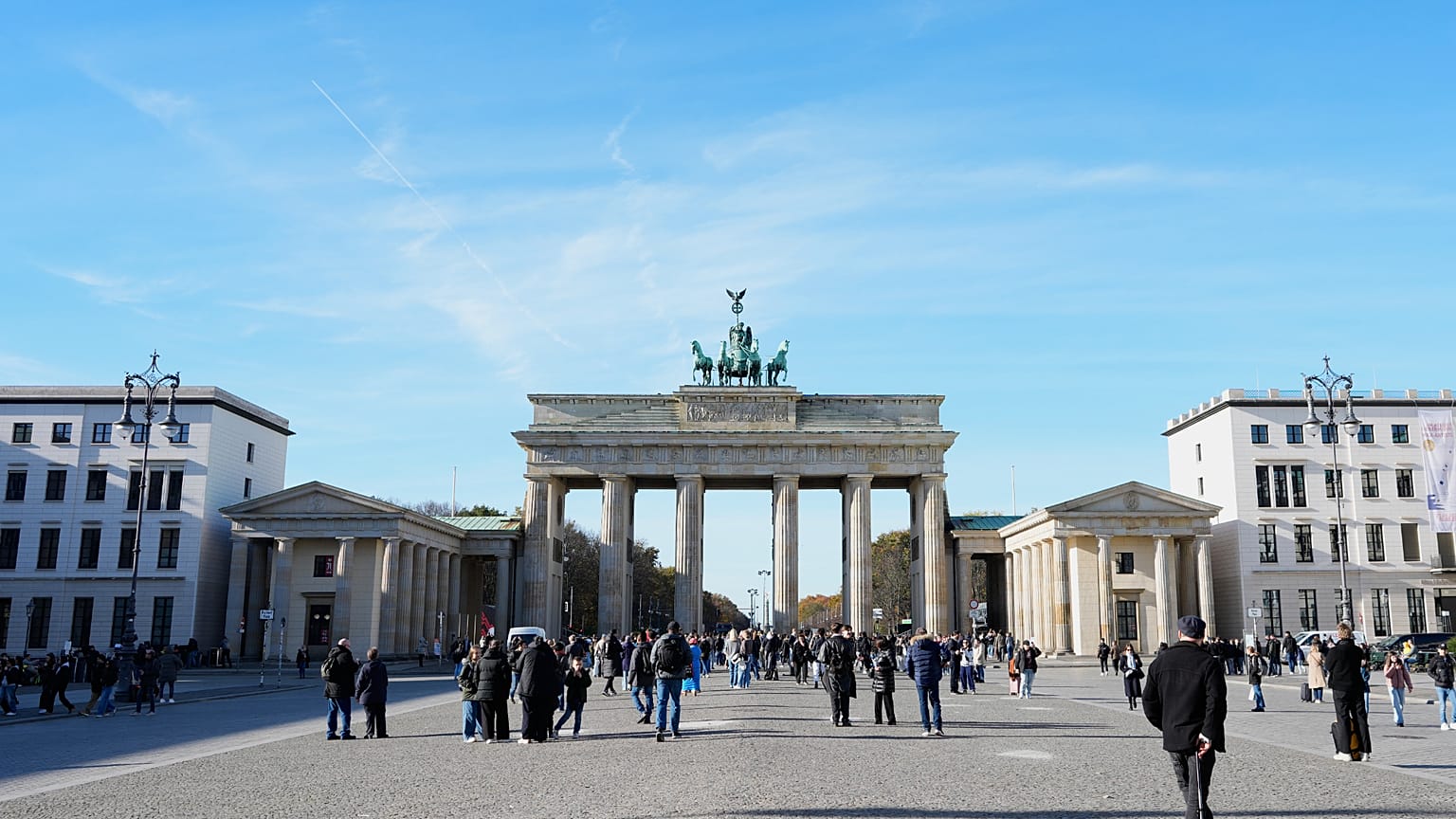 Menschen gehen in der Nähe des Brandenburger Tors in Berlin, Deutschland, am Mittwoch, dem 5. November 2025, spazieren.