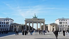 Menschen gehen in der Nähe des Brandenburger Tors in Berlin, Deutschland, am Mittwoch, dem 5. November 2025, spazieren.