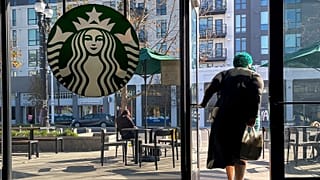  زبون يخرج من متجر ستاربكس في أوكلاند، كاليفورنيا، الخميس، 16 يناير/كانون الثاني 2025