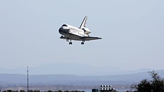 تتجه مكوك الفضاء أتلانتس للهبوط في مركز ناسا للأبحاث الجوية درايدن في قاعدة إدواردز الجوية في كاليفورنيا، عند ختام مهمة STS-125 لإصلاح تلسكوب هابل الفضائي