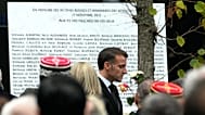 Le président français Emmanuel Macron passe devant la plaque où sont gravés les noms des victimes, à l'extérieur de la salle de concert du Bataclan.