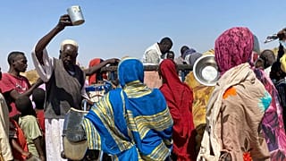 سودانيون فرّوا من مدينة الفاشر بعد مقتل مئات المدنيين على يد قوات الدعم السريع، الأحد 2 نوفمبر 2025.