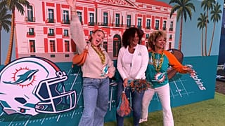 Chicas en photocall del evento NFL en Madrid 2025