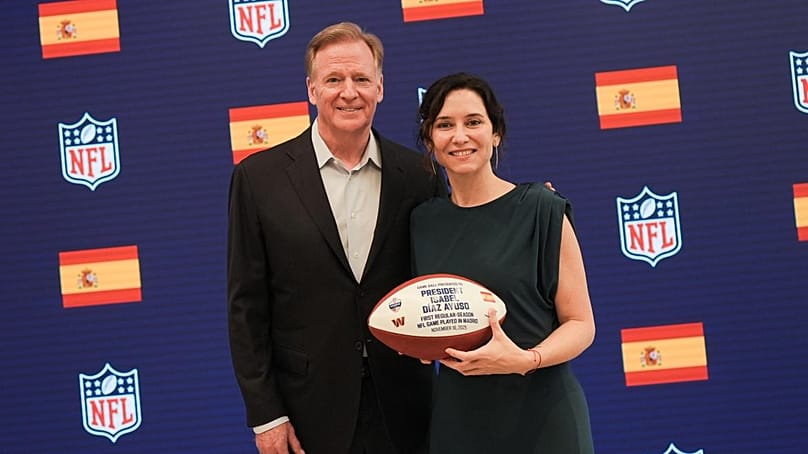 Isabel Díaz Ayuso con el comisionado de la NFL, Roger Goodel, el 26 de junio de 2025