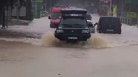 La tempête Claudia provoque de graves inondations et des pannes de courant dans tout le Portugal.