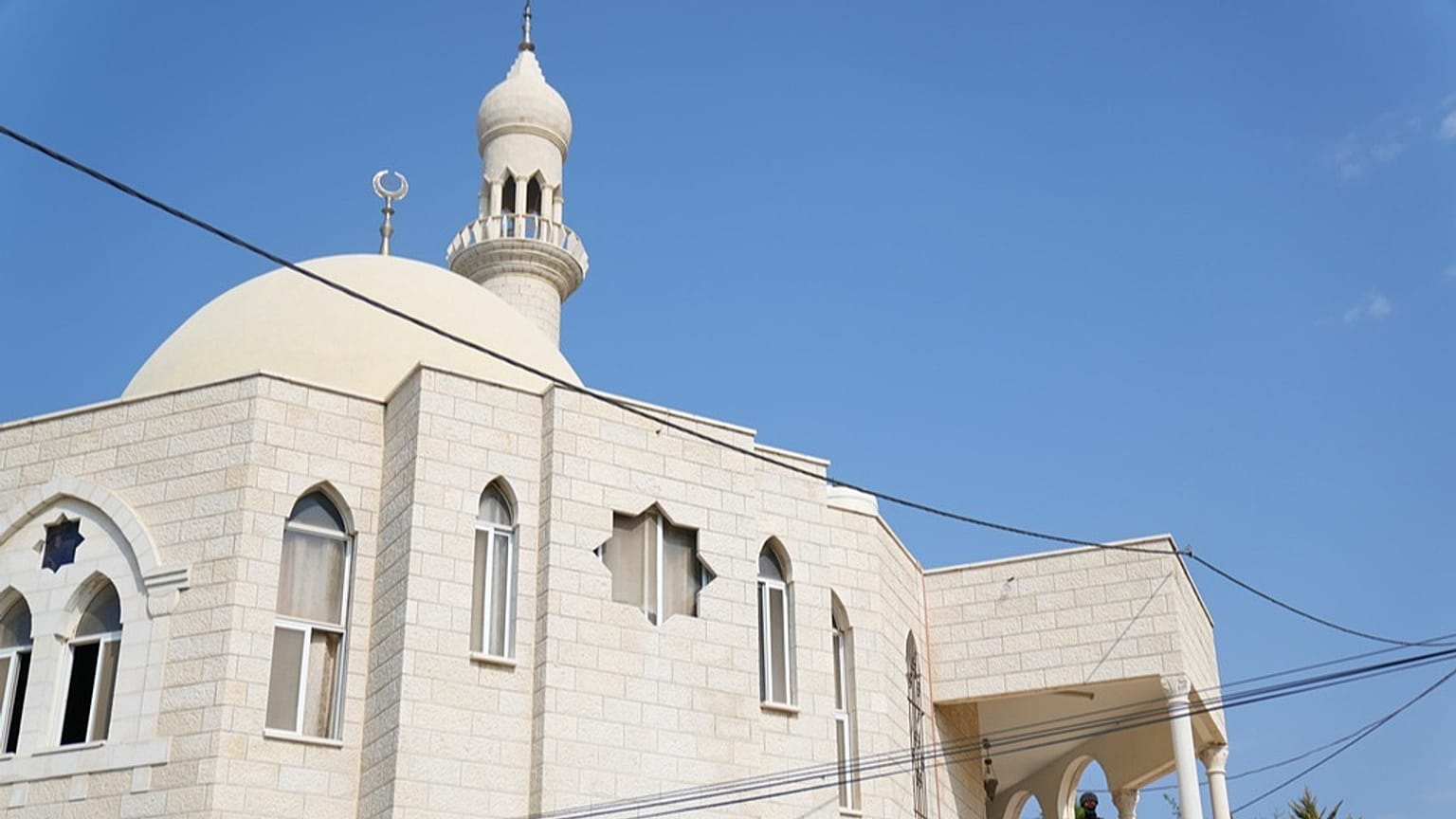 نوافذ وجدران متضررة في مسجد أضرم مستوطنون إسرائيليون النار فيه بالضفة الغربية، الخميس 13 نوفمبر 2025.