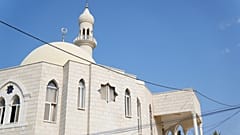 نوافذ وجدران متضررة في مسجد أضرم مستوطنون إسرائيليون النار فيه بالضفة الغربية، الخميس 13 نوفمبر 2025.