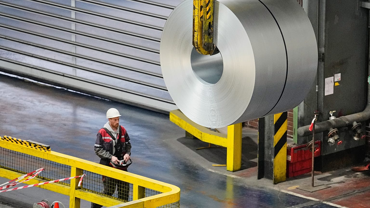 Stahlcoils werden am Mittwoch, dem 5. November 2025, im Stahlwerk von Thyssenkrupp in Duisburg, Deutschland, gelagert.