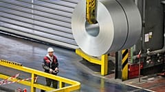 Stahlcoils werden am Mittwoch, dem 5. November 2025, im Stahlwerk von Thyssenkrupp in Duisburg, Deutschland, gelagert.