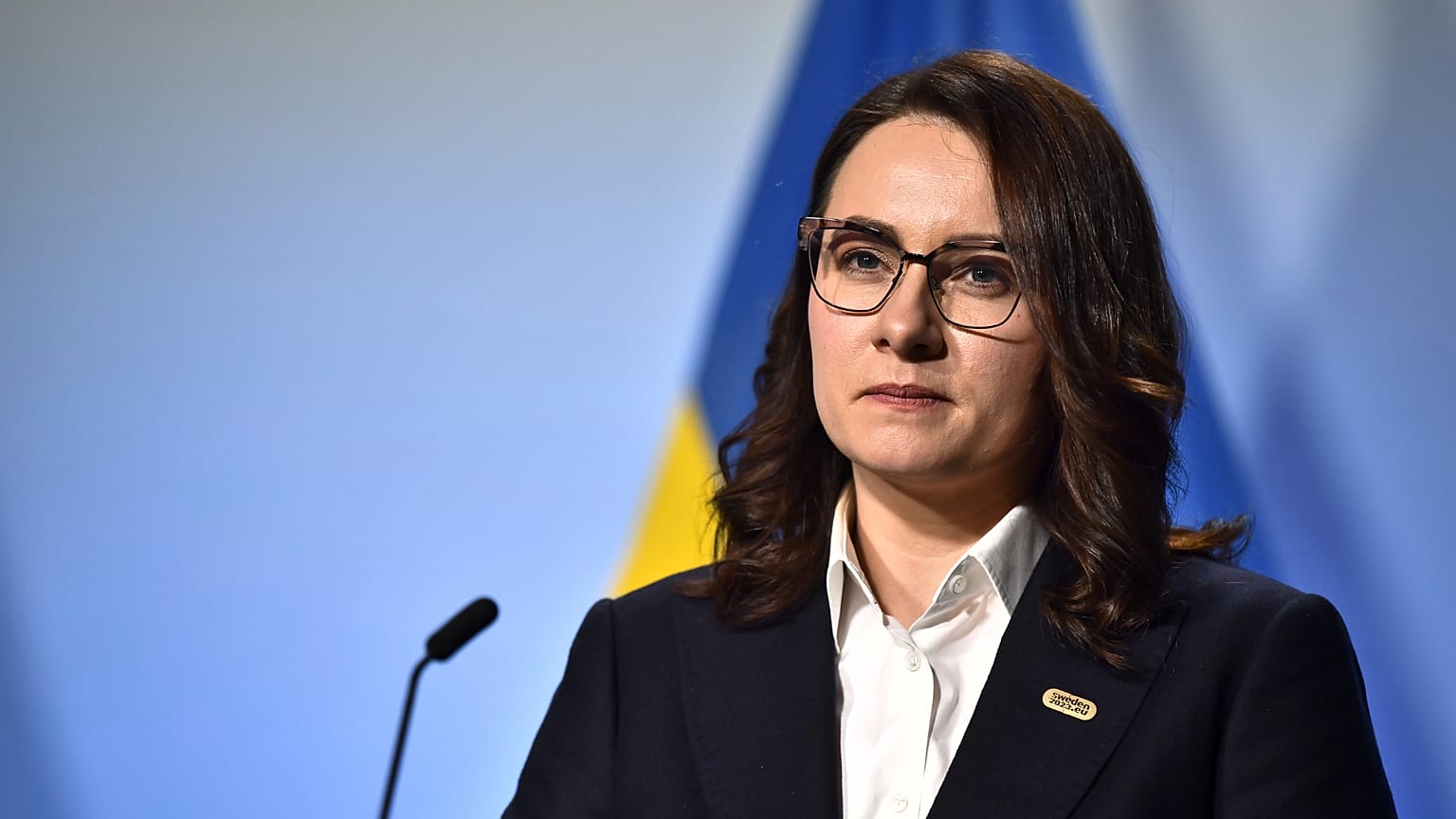 En una imagen de archivo, Yulia Svyrydenko se dirige a los medios durante una reunión de los ministros de Economía de la UE, el 10 de marzo de 2023, a las afueras de Estocolmo