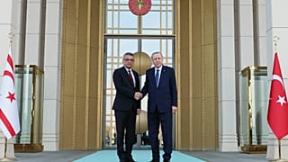 KKTC Cumhurbaşkanı Tufan Erhürman, Ankara'da Cumhurbaşkanı Recep Tayyip Erdoğan ile birlikte Cumhurbaşkanlığı Külliyesi'nin kapısında, 13 Kasım 2025