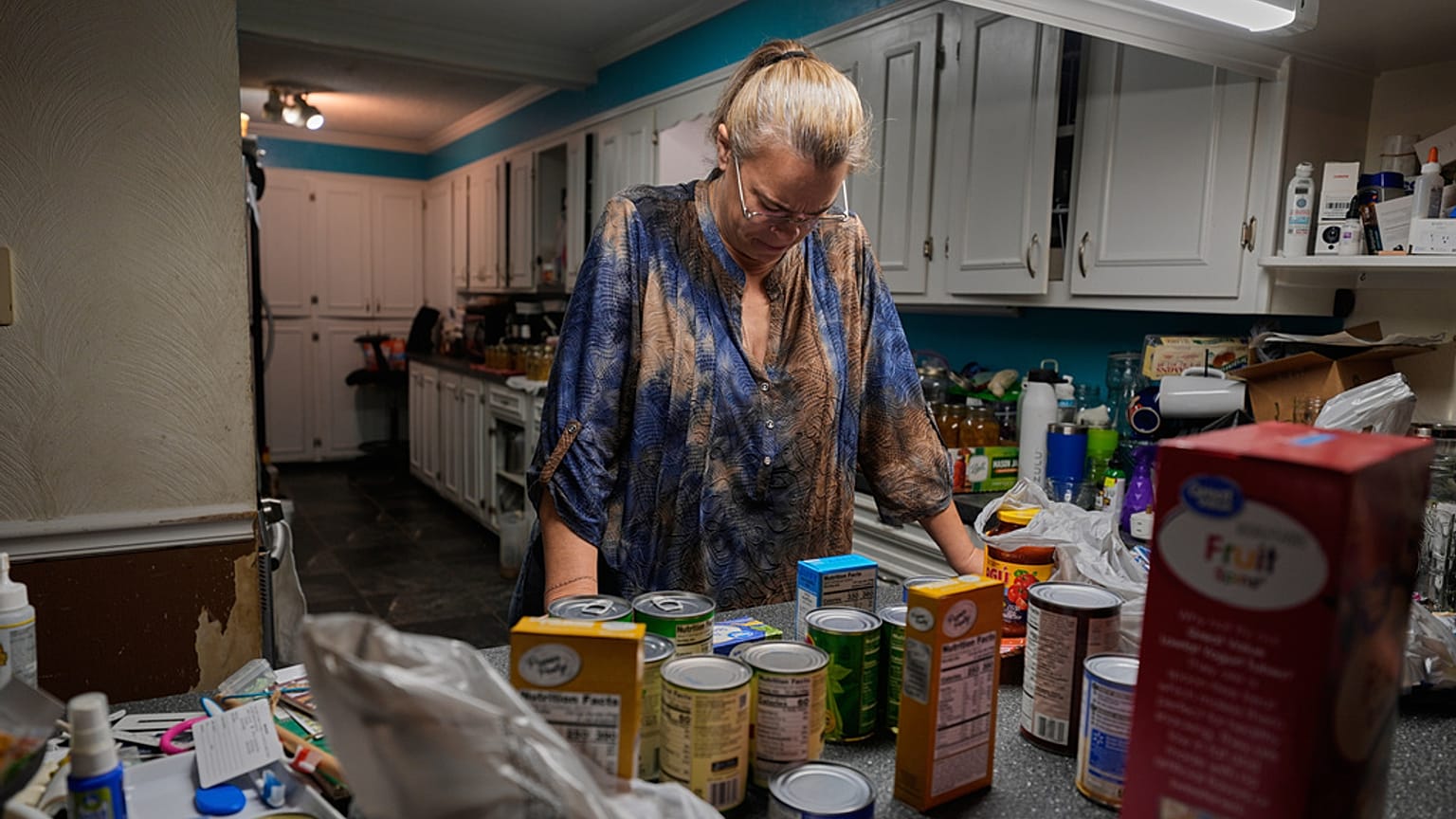  جيتر، زوجة موظف في الخدمة المدنية تم إجازته بسبب إغلاق الحكومة، تقوم بتفريغ البقالة التي تلقاها زوجها من بنك الطعام، في جولفبورت، ميسيسيبي، يوم الاثنين 3 نوفمبر 2025. 