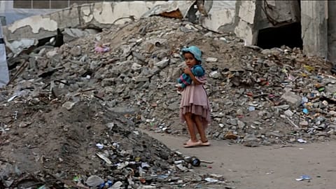 Pendant la trêve, un enfant joue parmi les décombres dans la ville de Gaza, dans la bande de Gaza, le 11 nov. 2025.