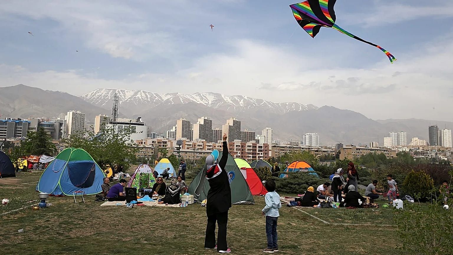 ساکنان پایتخت ایران در جشن باستانی سیزده بدر در پارکی در تهران، ایران، دوشنبه، ۲ آوریل ۲۰۱۸