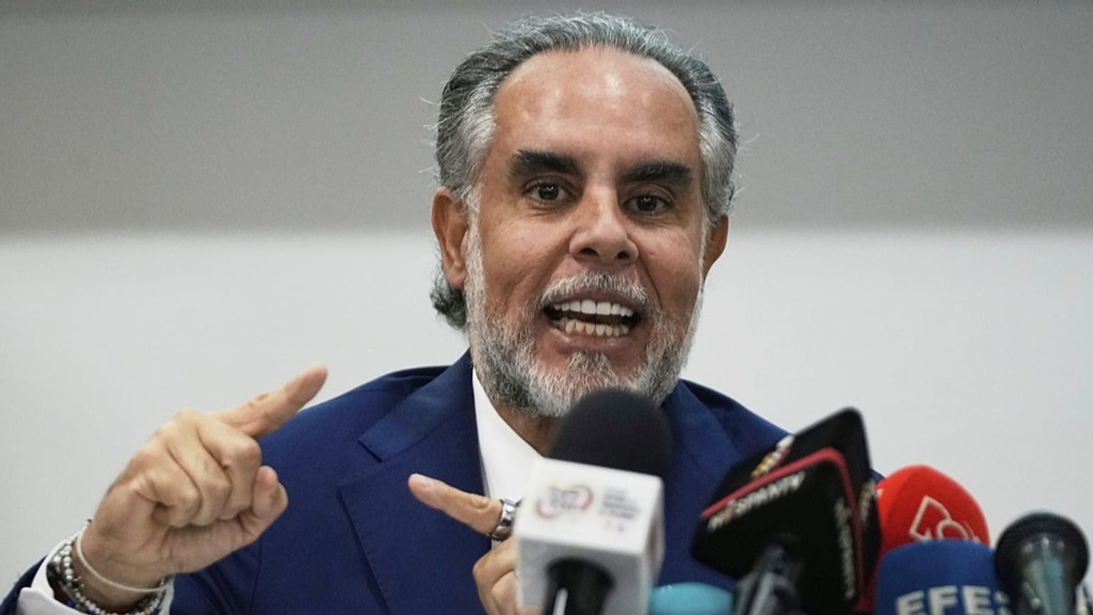 وزير الداخلية الكولومبي أرماندو بينيديتي 