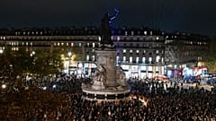 Eine Menschenmenge hat sich zum Gedenken an die Anschläge vom 13. November 2015 auf der Place de la République in Paris versammelt, 13. November 2025