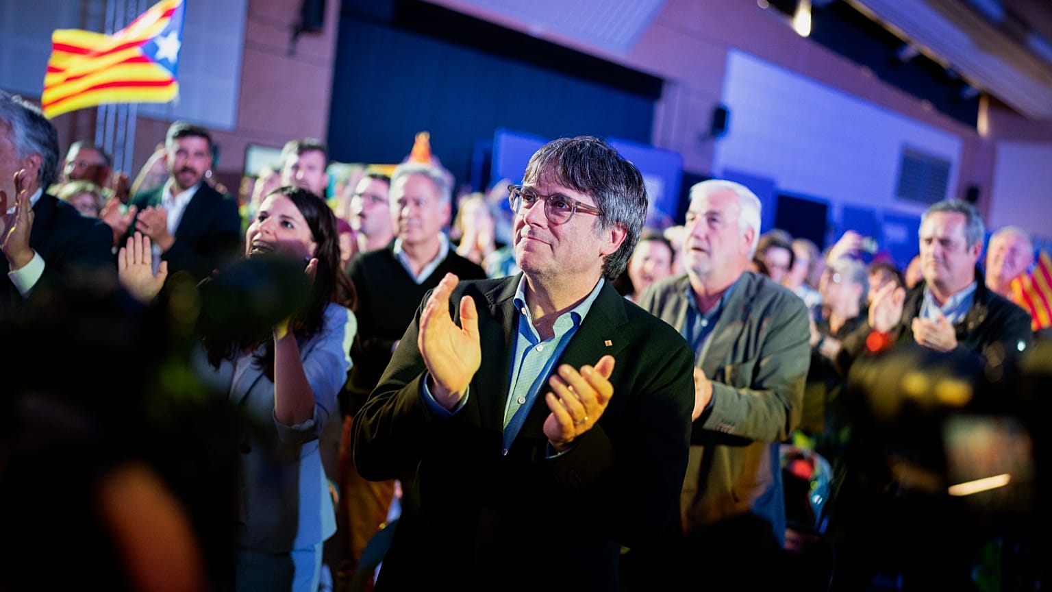 El expresidente regional Carles Puigdemont aplaude durante un mitin de campaña en Argelers, Francia, el miércoles 8 de mayo de 2024.