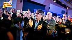 O antigo presidente regional Carles Puigdemont aplaude durante um comício de campanha em Argelers, França, quarta-feira, 8 de maio de 2024.