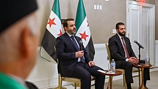 يستمع الرئيس السوري أحمد الشرع (على اليمين) إلى وزير الخارجية السوري أسعد الشيباني (في الوسط) وهو يتحدث خلال اجتماع مع ممثلي المنظمات السورية الأمريكية في واشنطن