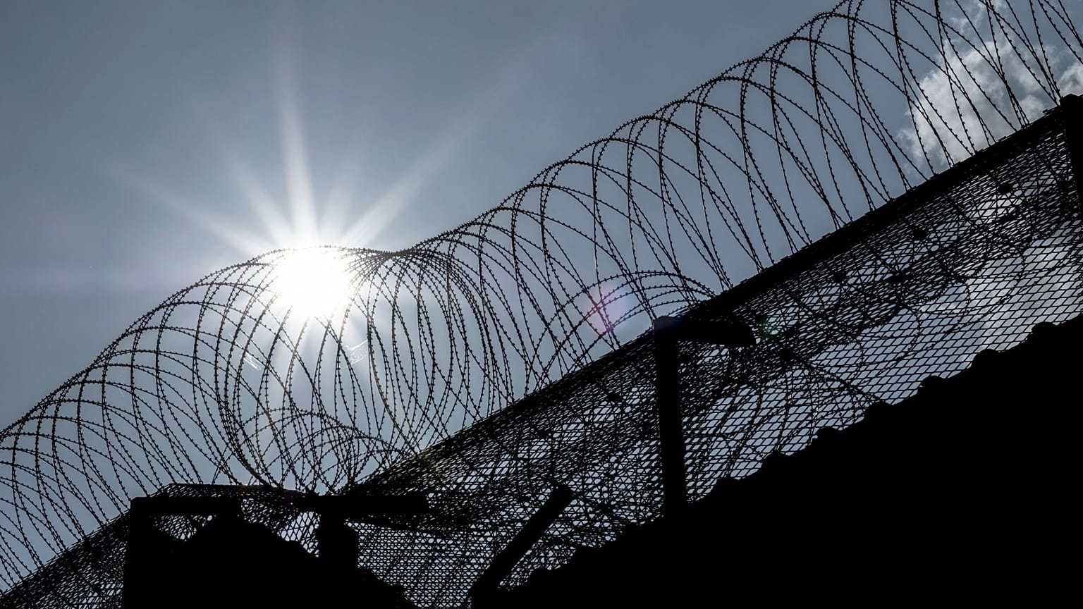 سياج شائك يحيط بسجن