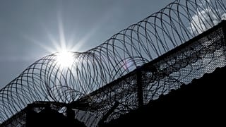 سياج شائك يحيط بسجن