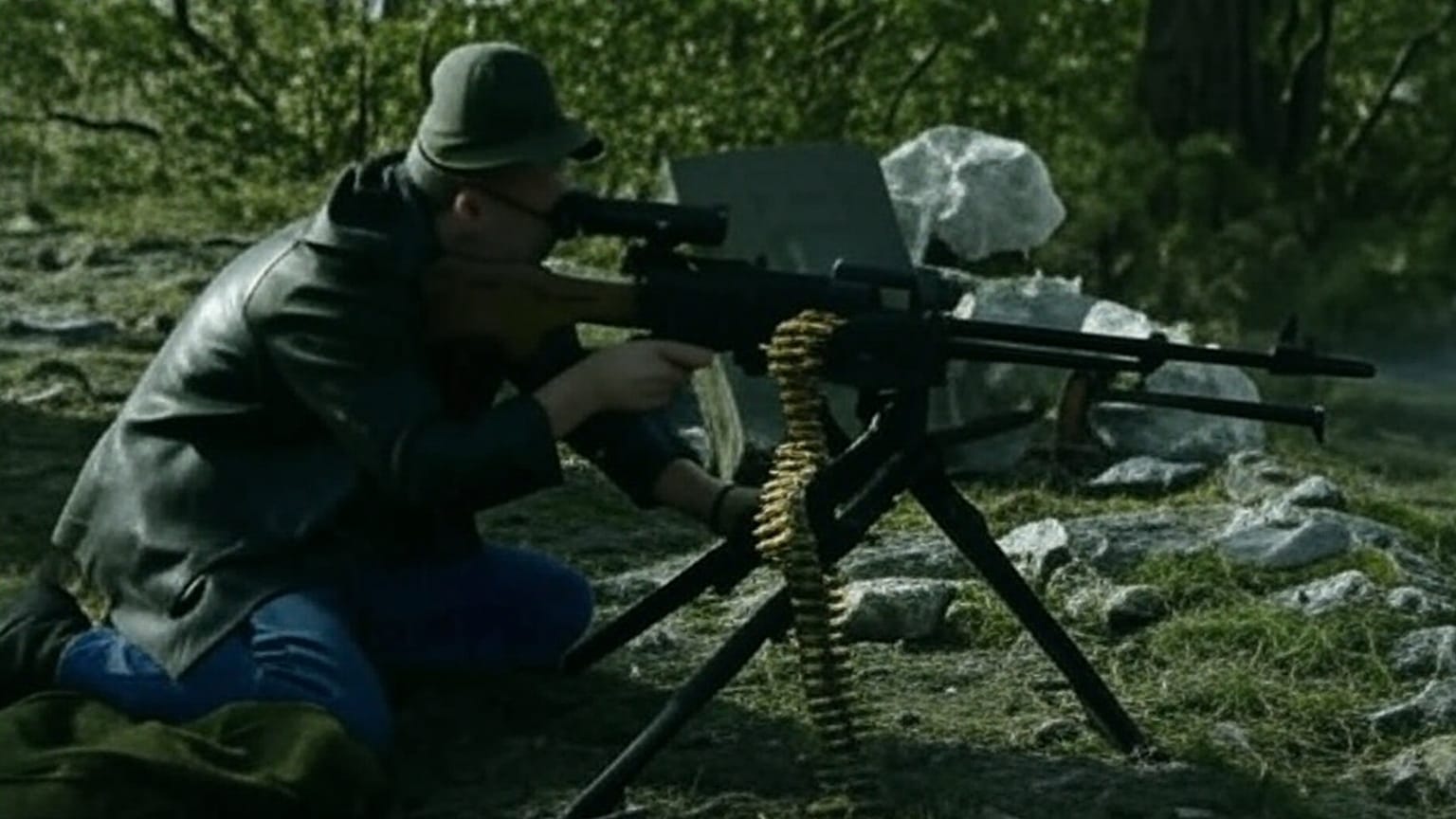 Eduard Limonov a szerbek által ostromzár alá vont Szarajevóra céloz ingyen, zsigeri gyűlöletből, 1992-ben