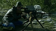 Eduard Limonov a szerbek által ostromzár alá vont Szarajevóra céloz ingyen, zsigeri gyűlöletből, 1992-ben