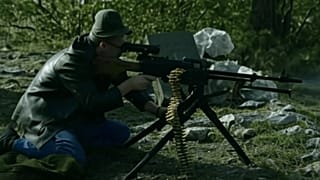 Eduard Limonov a szerbek által ostromzár alá vont Szarajevóra céloz ingyen, zsigeri gyűlöletből, 1992-ben