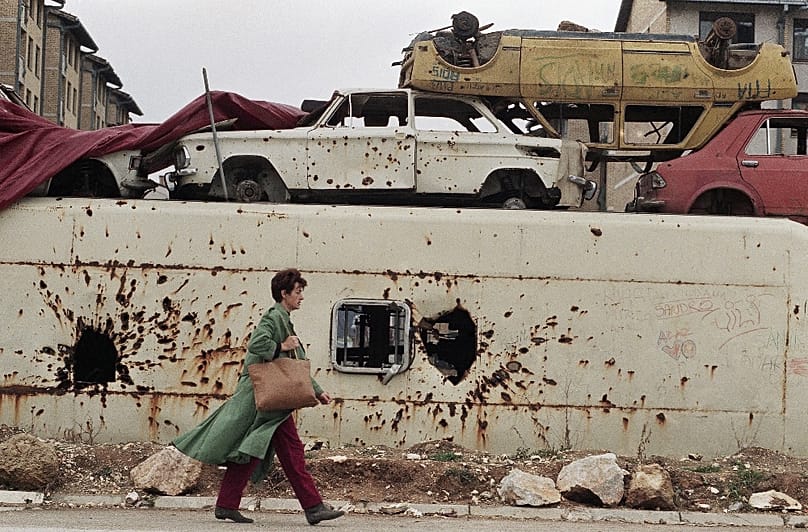 Autóroncsokból épített védőfal, 1994. november 13-án