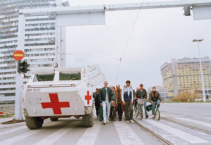 Az ENSZ páncélozott járművének árnyékában rejtőzők, 1994. november 8-án