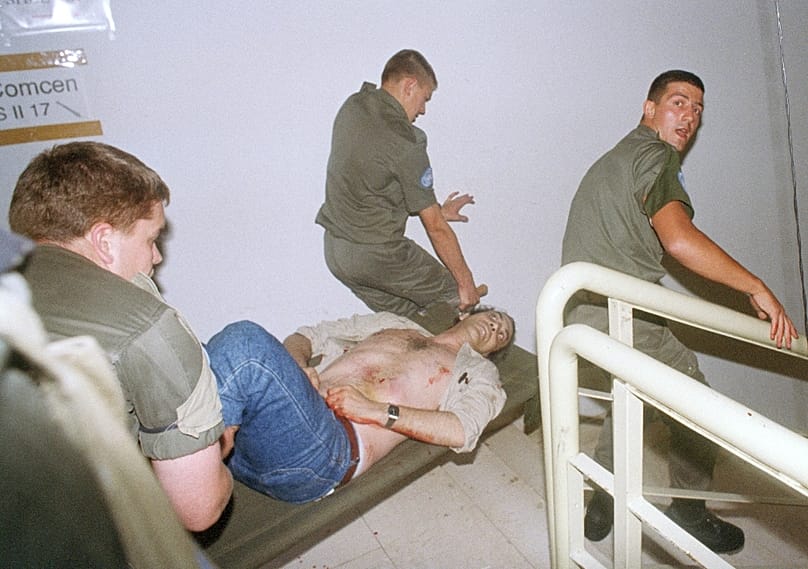 David Kaplant ENSZ-katonák vitték szarajevói kórházuk műtőjébe, 1992. augusztus 13-án