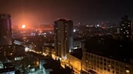 Egy videó képkockája: robbanás egy orosz légicsapás után Kijevben