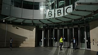 Un hombre sale de la sede de la BBC en Londres, el miércoles 12 de noviembre de 2025.
