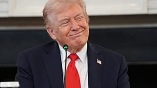 Präsident Donald Trump lächelt, während er Brandi Kruse bei einer Diskussionsrunde zum Thema Antifa im Weißen Hauses am 8. Oktober 2025, zuhört.