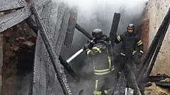 قام عمّال الإنقاذ بإخماد حريق اندلع في مبنى تضرّر جرّاء ضربة روسية على خاركيف في أوكرانيا، يوم الأربعاء 12 نوفمبر/تشرين الثاني 2025. (أسوشيتد برس/أندري مارينكو)