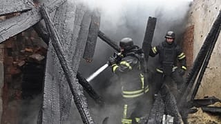 قام عمّال الإنقاذ بإخماد حريق اندلع في مبنى تضرّر جرّاء ضربة روسية على خاركيف في أوكرانيا، يوم الأربعاء 12 نوفمبر/تشرين الثاني 2025. (أسوشيتد برس/أندري مارينكو)