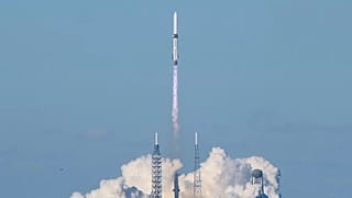 Descola o foguetão New Glenn, da Blue Origin, do Complexo de Lançamento 36, na Estação da Força Espacial de Cabo Canaveral, na Flórida